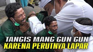 SAAT KANG DEDI BANGUNKAN MANG GUN GUN-YANG TERTIDUR DI TROTOAR UNTUK HILANGKAN RASA LAPAR