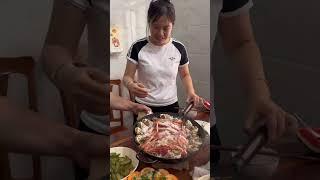小芬明天生日要忙工作，学长去市场买海鲜，提前给小芬做生日海鲜大餐，买了超大花螺和兰花蟹拿来盐焗，第一次这样做出来竟然这么香，鲜味加倍太好吃了#广东 #vlog日常 #湛江 #家庭日常