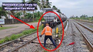 PERHATIKAN PETUGAS INI SEDANG MEMINDAHKAN JALUR KERETA SECARA MANUAL !