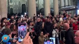 I Negramaro mentre cantano al duomo di Milano