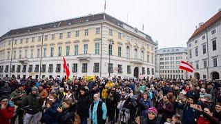 Lockdown for unvaccinated people: Protest in front of the Chancellery in Vienna