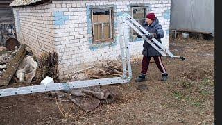 А мы всё ещё готовимся к зиме, привезли листву, утеплили воду. Буська камень