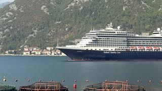 Paquebot géant dans les bouches de Kotor