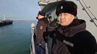 Военнослужащие в бушующем море выполняют артиллерийские стрельбы. Поставленные цели достигнуты.