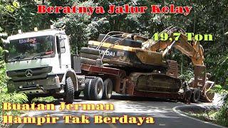 Beratnya Jalur Kelay Truk Trailer Buatan Jerman Sampai Ketenggak di Tanjakan