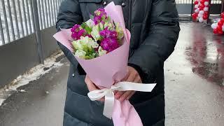 Бело-малиновый букет с маттиолой и альстромерией