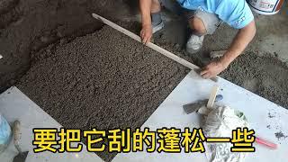 新手铺地板砖为什么容易空鼓，看老师傅是怎么做的，这都是技巧。