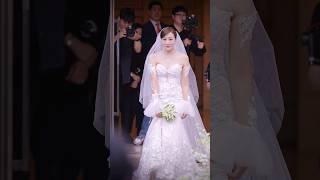 10년의 연애과정이 표정에서 다 느껴지는 감동적인 라라의 신부입장순간‍️🩷 Bride's entrance #엔조이커플 #결혼식 #웨딩 #shorts #enjoycouple