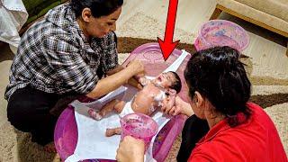 Bathing 2 month old twins and the challenges of bathing two babies together | Twins bath vlog