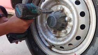 Loosening bolt by DTW300 Makita Impact Wrench Brushless 18V 330N.m 1/2" Square Drive