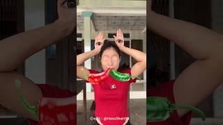 Didi ate red and green chillies together Credit:- @HanaShorts98
