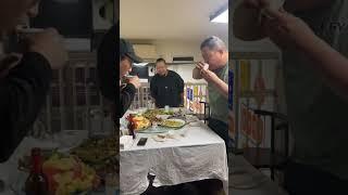 纲丝节演出期间，阎鹤祥到天津胖胖砂锅烧烤用餐，和赵魁然聊天。