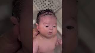 얌전하게 목욕하는 아기