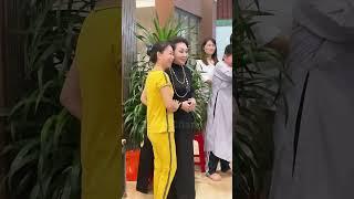 NSND Bạch Tuyết cho khán giả chụp hình tại Chùa Thiền Chánh quá dễ thương luôn nè các bạn 12/05/2025