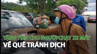 Tặng tiền cho người chạy xe máy về quê tránh dịch| VTC14