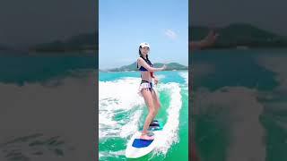 比基尼美女在三亚感受现在最潮的旅行运动尾波冲浪#尾波冲浪 #三亚 #比基尼 #冲浪