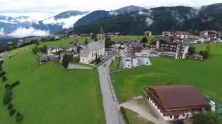 Meransen Südtirol Flug über das Stadtzentrum Drone