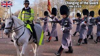 -2°C St James's Palace Guard Leaves Buckingham Palace 09/12/22