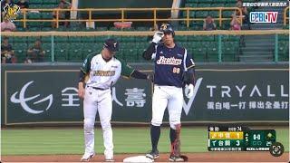 【易遊網爪嗨賴】06/17 高宇杰高飛犧牲打送回開局二壘安打上壘的黃韋盛，黃衫軍持續追近比分。CTBC Brothers 中信兄弟