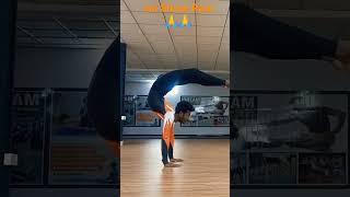 #shorts#ytshort#trending #viral#handbalancing #flexibility#yoga @vinodblogger @pramodofficial8