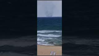 חי פה - חדשות חיפה: נד מים מרהיב - מזג האוויר הפתיע -  חוף בחיפה  (צילום: איתן קידר)