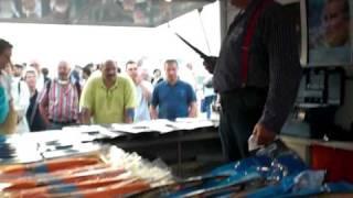 Fischmarkt Hamburg sonntagmorgens am Stand von "Aale-Dieter"