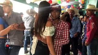 Mira como baila esta parejita hoy no quiere bailar con nadie más que siga la fiesta