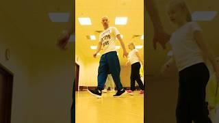 УЧИМСЯ ТАНЦЕВАТЬ ХИП-ХОП  #shorts #танцы #dance