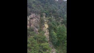 四川邻水五华山“老君爷”石像，天然形成，栩栩如生，石像高99.9米、厚18.1米、宽24.6米，是我国目前发现的最大的天然人物石像景观，惊叹大自然的鬼斧神工！#奇石#大自然的鬼斧神工#自然奇观#旅行