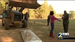 Cemetery director opens vault of man whom family says is not buried in right spot | WSB-TV