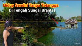 VIRAL..!! Hidup Sendirian Tanpa Tetangga Di Pulo Terpencil Di Atas Sungai Brantas