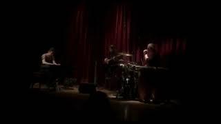 Ουκ άνευ, Jazz fusion piano trio