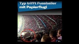 Typ trifft Fußballer mit Papierflugzeug