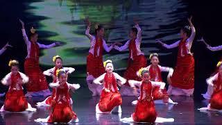 Dance of Burmese girls in fluttering skirts imbued with sublime beauty. 缅甸少女裙摆飘扬，翩翩起舞