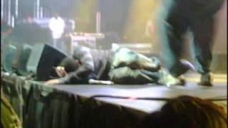 Drake falls on stage and reinjures his acl!!