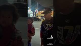 Vimos esta madre llorando mientras su esposo vendía chupetas junto a su bebe y así la sorprendimos