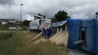 Vuelca un camión cargado de pienso en Lalín