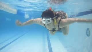 Girl learns to swim underwater in a mask and fins(Девушка учится плавать под водой в маске и ластах)