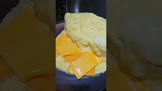 Making a basic cheese omelette#eggs #omelette #cooking #breakfast #cheese #cheeseomelette #food #yum