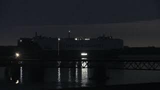 HOEGH AURORA  Erstanlauf in  Hamburg bei Nacht ! Hier vor Grauerort Elbe Stade  21.10.2024