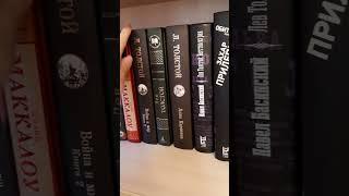Найди книги в зелёных обложках  Книжные полки #книги #booktok #книжные полки