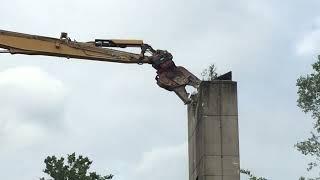 Betonschere gibt Schornstein den Rest #wilhelmsburg #abbruch #bagger