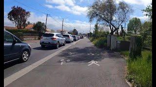 Baptisées pistes ou bandes cyclables juste parce qu'il y a des bandes de peinture et des dessins.