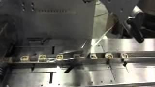 Flow wrapping small cakes