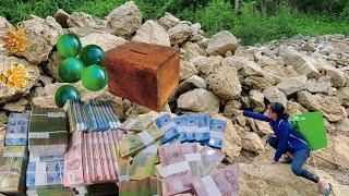 While Collecting Scrap, Poor Girl Discovers a Mysterious Chest Filled with Massive Treasure!