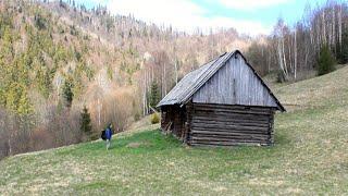 Urgroßvaters Hütte im Wald. Niemand lebte dort ein halbes Jahrhundert lang. Bushcraft-Unterkunft