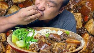 Eating super tender pork curry with fermented dry mustard leaf and king chilly soup.