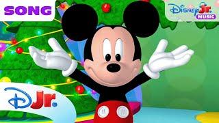 Mickey Mouse Clubhouse Hot Dog Dance 🪩 (Christmas Version) | @disneyjr