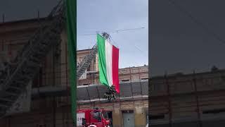 Festa di Santa Barbara 2023 Vigili del Fuoco di Teramo srotolano il Tricolore con tecniche s.a.f.