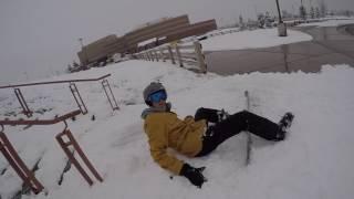 SKIER BANGS HIS SHIN